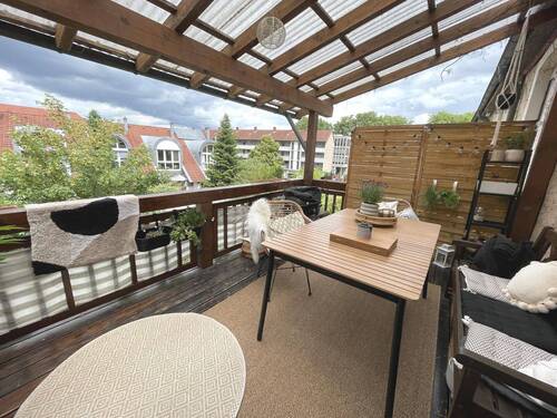 mit überdachtem Balkon. - 