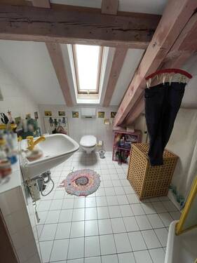 Dachgeschoss: Bad mit Duschkabine - 