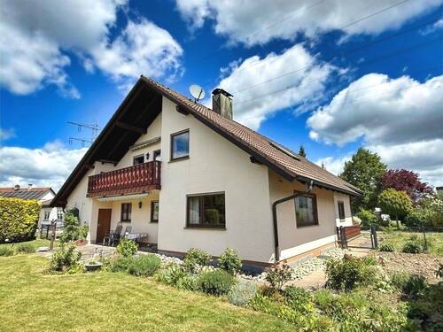 Großes Ein-bis Zweifamilienhaus - 