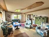 Wohnzimmer mit Kachelofen+Terrasse - 6 Zimmer Einfamilienhaus zum Kaufen in Meßkirch