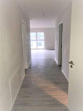 Flurblick zum Wohn-/Essbereich - 