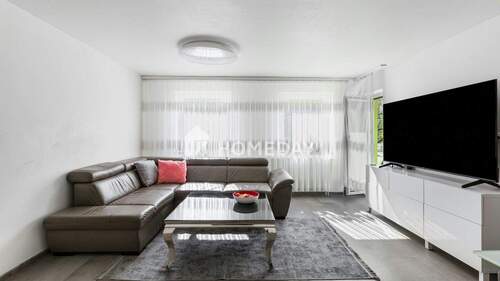 Wohnzimmer 1 - Modernisierte 4-Zimmerwohnung mit Loggia und Stellplatz in Röthenbach a. d. Pegnitz