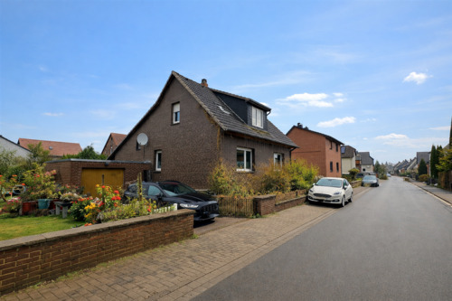 Hausansicht und Garten - Altbaucharme neu entdecken - Ihr neues Wohnparadies mit Potenzial