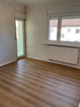 Wohnzimmer mit Zugang zum Balkon. Wände tapezierfähig. Decke weiß gestrichen..JPG - 