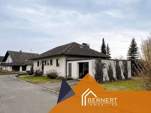 Außenansicht - Großzügiger Bungalow mit Kachelofen, Wintergarten-Terrasse, Keller und viel Platz im Grünen