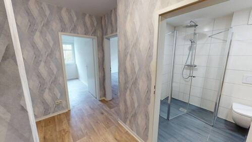 Moderner Flur und Badezimmer - 