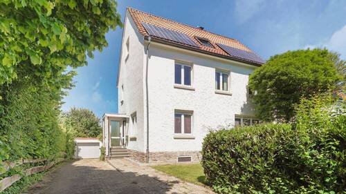 Außen - Straßenansicht - Großzügiges Einfamilienhaus in bevorzugter Wohnlage (Sackgasse), mit schönem Garten und fußläufig zur Innenstadt