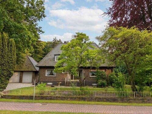 Straßenansicht (KI-opimiert) - Hemsloh: Charmantes Einfamilienhaus im Stil der 60er Jahre