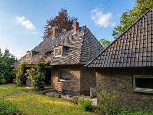 Rückansicht (KI-optimiert) - 8 Zimmer Einfamilienhaus zum Kaufen in Hemsloh