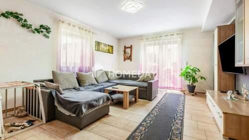 EG Wohnzimmer 1 - Charmantes Mehrfamilienhaus mit 3 Einheiten, Garten & Ausbaupotenzial in zentraler Lage