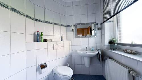 Helles Gäste-WC mit Fenster - 