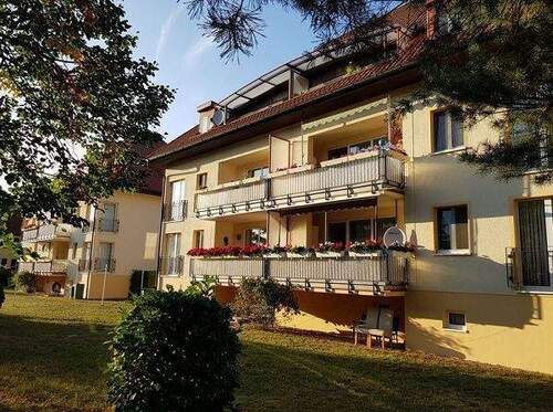 Hausansicht - SCHICKE 3-ZIMMER-WOHNUNG MIT BALKON & STELLPLATZ