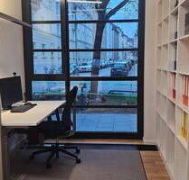 Offener Schreibtischplatz im kreativen ComN-Netzwerkhaus München