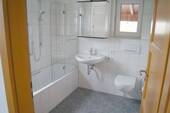 Badezimmer im EG mit Duschaufsatz und Fenster - 