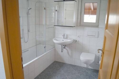 Badezimmer im EG mit Duschaufsatz und Fenster - 
