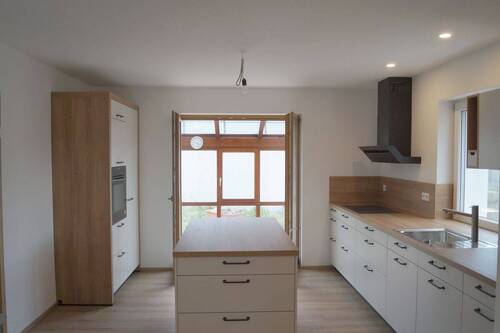 Neue Küche mit Zugang zum 2. Wintergarten - Einfamilienhaus mit 130,00 m&sup2; in Freystadt zur Miete