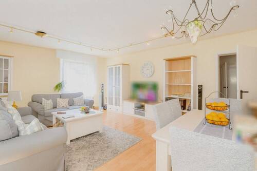 Wohnzimmer - Tolle 4 Zimmer Wohnung mit schöner Aufteilung, Pool und Sauna