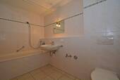 Haupt-Bad mit Wanne - 