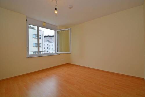 Schlafzimmer mit Laminat - 