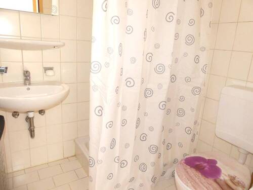 Badezimmer - Etagenwohnung mit 40,00 m² in Steinheim an der Murr zum Kaufen