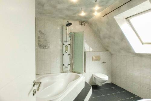 Badezimmer mit Eckbadewanne - 