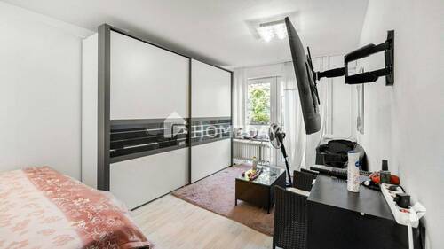 1. OG Schlafzimmer 1 - 