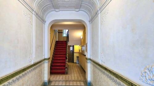 Hauseingangsbereich - Altbauwohnung mit geräumiger Wohnküche & großem Bad in Berlin-Wedding (Nähe U6)