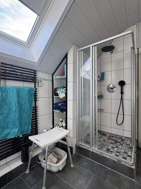 Badezimmer mit Dusche - 