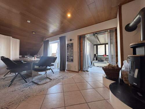 Wohnbereich - Ihr neues IMMOBILIEN QUARTIER: Großzügige 4,5-Zimmer Wohnung in Steinhude mit Kamin & Wintergarten