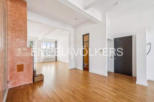 Blick auf Kamin und Gäste WC - 3 Zimmer Etagenwohnung in Berlin