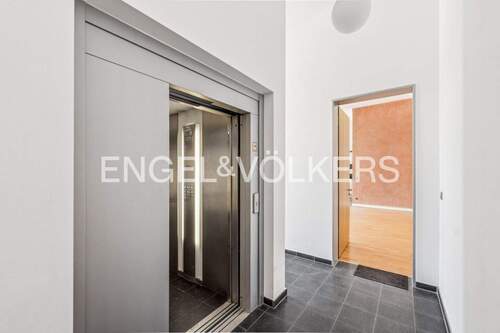 Eingangsbereich und Aufzug - 