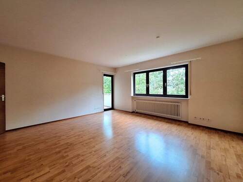Wohnzimmer mit Zugang zum Balkon - Schöne 3 Zimmer-Wohnung - KL-Uniwohngebiet