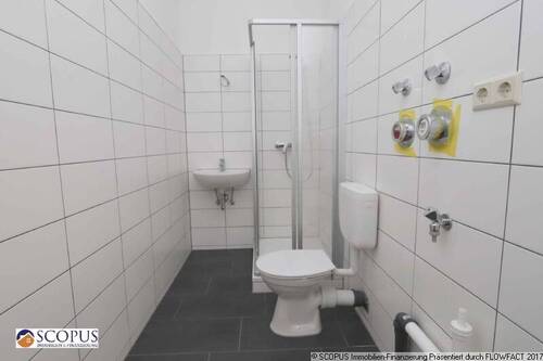 Bad mit Dusche im Obergeschoss 2 - 