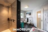 Bad mit Dusche und Wanne - 