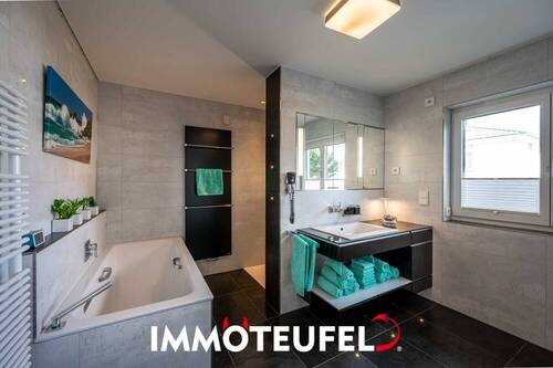 Bad mit Dusche und Wanne - 