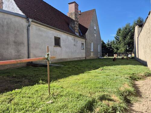Fläche neben dem Haus - 