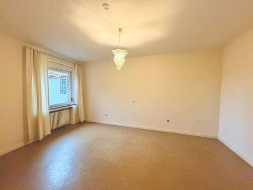 Wohnzimmer mit Fenster - 4 Zimmer Etagenwohnung in Ankum