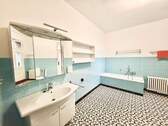 Helles Badezimmer mit Wanne - 