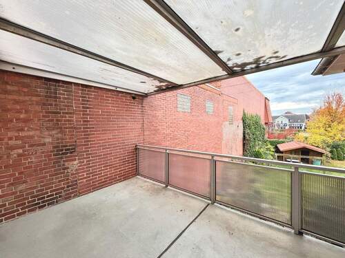 Balkon mit Ziegelfassade - 