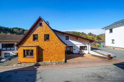 Gepflegtes Wohnhaus mit Anbau - Mehrfamilienhaus, Wohnhaus mit 249,00 m&sup2; in Wald-Michelbach / Aschbach zum Kaufen