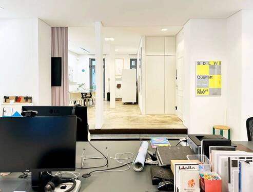 Bild 1 - Schreibtisch-Arbeitsplatz im hellen Büro nahe Gärtnerplatz und Isar