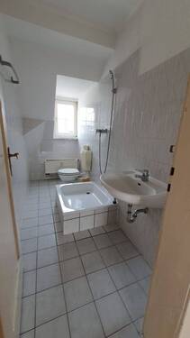 Badezimmer mit Gaubenfenster - Etagenwohnung mit 48,00 m&sup2; in Görlitz zur Miete