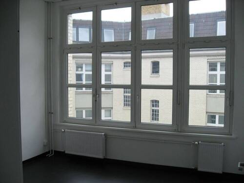 Raum zum 1. Hof - 4 Zimmer Büro in Berlin