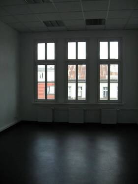 1. Zimmer zur Straße - Büro mit 120,00 m&sup2; in Berlin zur Miete