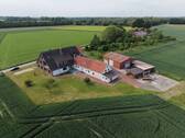 X_Drohenaufnahme_2 - Charmanter Resthof mit Weitblick - Wohnen, Arbeiten & Leben im Grünen! Jetzt zum OPEN HOUSE anmelden