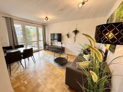 Wohnzimmer - Full Service! Möblierte 2-Zimmer-Wohnung mit Balkon und Aufzug!