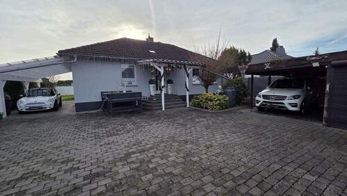 Hofansicht - gepflegter Familienbugalow mit 6,5 Zimmern und Pool in der Wedemark