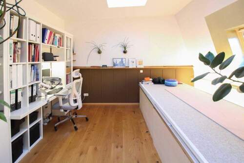 Bürobereich im Wohnzimmer - 