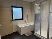 mit Dusche und Badewanne - 