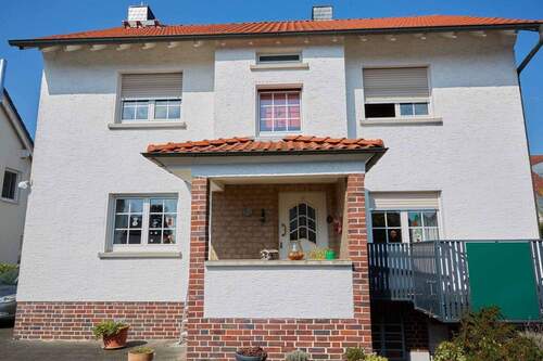 Klassisches Einfamilienhaus mit solider Ziegeldachkonstruktion und modernen Fensterelemente - Einfamilienhaus mit 144,00 m&sup2; in Rodgau zum Kaufen